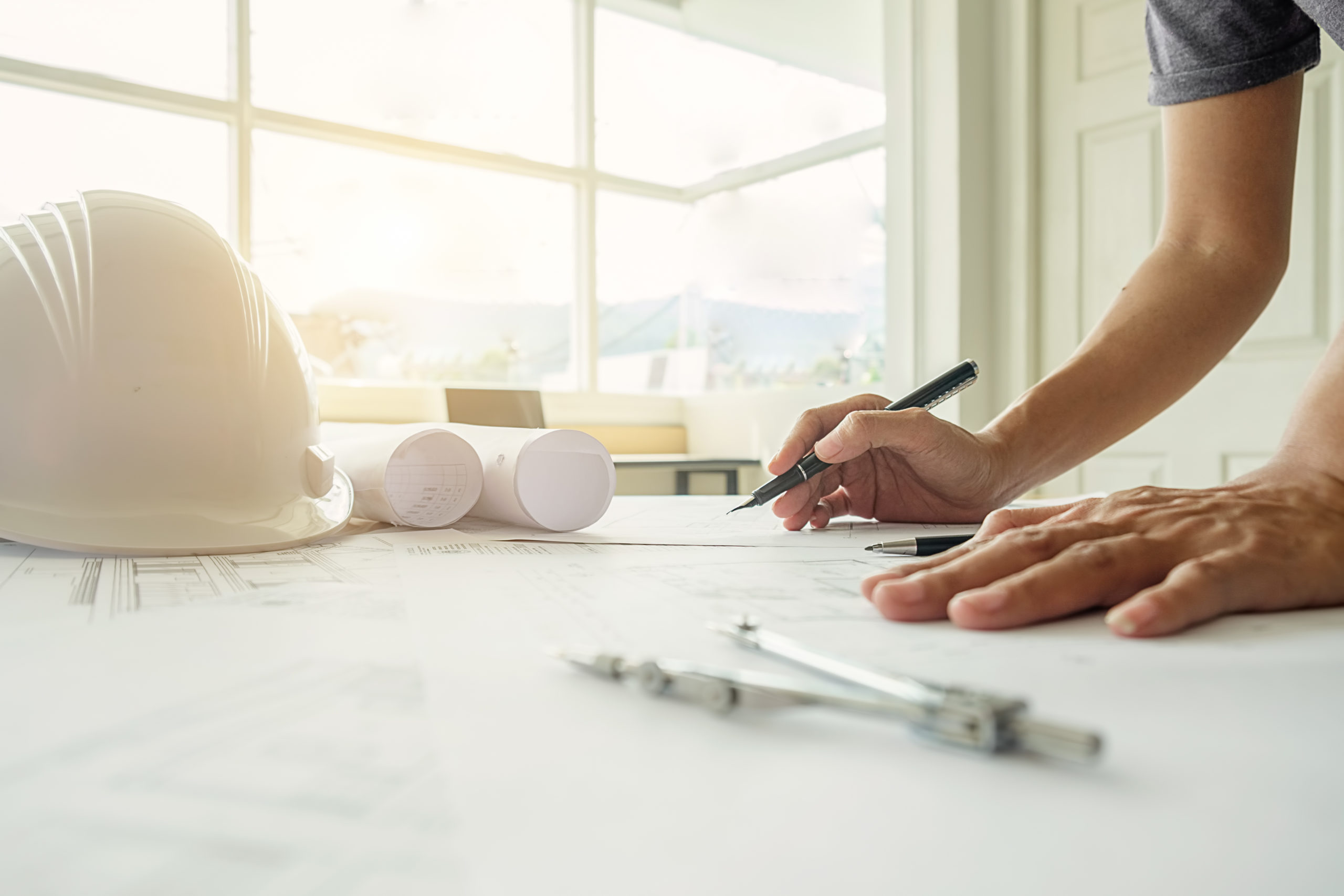 Manos de ingeniero trabajando en planos, concepto de construcción. ing
